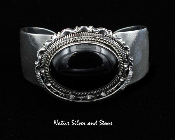 Z Artie Yellowhorse - Navajo<br>BCOXTDSCP<br>1-3/8"H Bracelet<br>Onyx<br>Twist & Double Sawcut w Pinches<BR>Sterling Silver<br>Size 6-1/6
