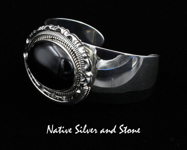 Z Artie Yellowhorse - Navajo<br>BCOXTDSCP<br>1-3/8"H Bracelet<br>Onyx<br>Twist & Double Sawcut w Pinches<BR>Sterling Silver<br>Size 6-1/6