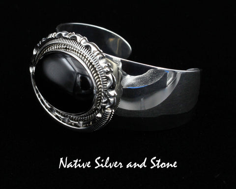 Z Artie Yellowhorse - Navajo<br>BCOXTDSCP<br>1-3/8"H Bracelet<br>Onyx<br>Twist & Double Sawcut w Pinches<BR>Sterling Silver<br>Size 6-1/6
