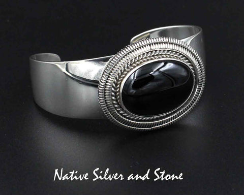 Artie Yellowhorse - Navajo<br>BCOXTDSSC<br>1-3/16" Bracelet - Cuff<br>Onyx Horizontal Oval<br>Twist & Double Straight Sawcut<BR>Sterling Silver<br>Size 6-5/6