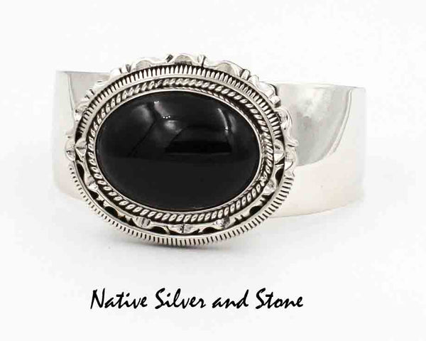 Z Artie Yellowhorse - Navajo<br>BCOXTDSCP<br>1-3/8"H Bracelet<br>Onyx<br>Twist & Double Sawcut w Pinches<BR>Sterling Silver<br>Size 6-1/6