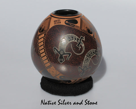 Macaria Ortiz & Gerardo Pedregon Ortiz<br>Mata Ortiz/Casa Grandes<br>Pottery - Handmade<br>Scraffito Color<br>Geckko Lizards<br>4"H x 4" Diameter